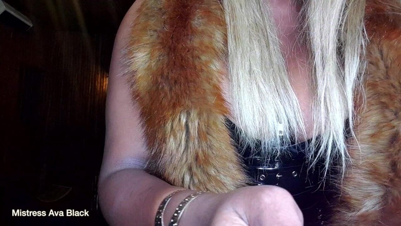 Mistress Ava Black: Kleine sissy Wench bedient