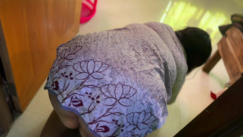 Your Boy's Cum: Sabrita odasını temizlerken yatağın altında kaldı - Hintli kız odayı temizlerken...