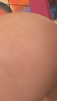 Její šťavnatý velký zadek poskakoval nahoru a dolů na tento velký tlustý schlong.