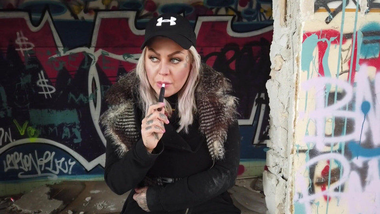 Fetish videos by Alex: Loira fuma um cigarro eletrônico