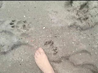 Carmen_Nylonjunge: Passeggiata in nylon sulla spiaggia
