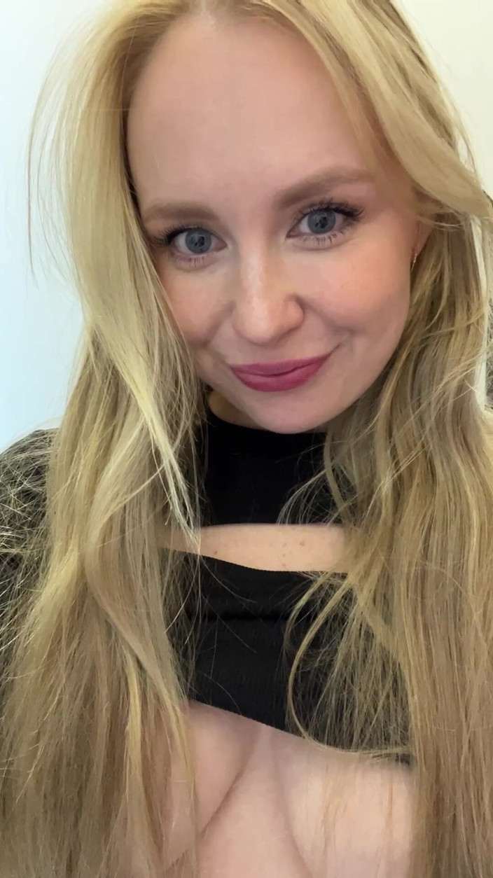 Kelsi69: Si fa pipì e sborrata nel camerino