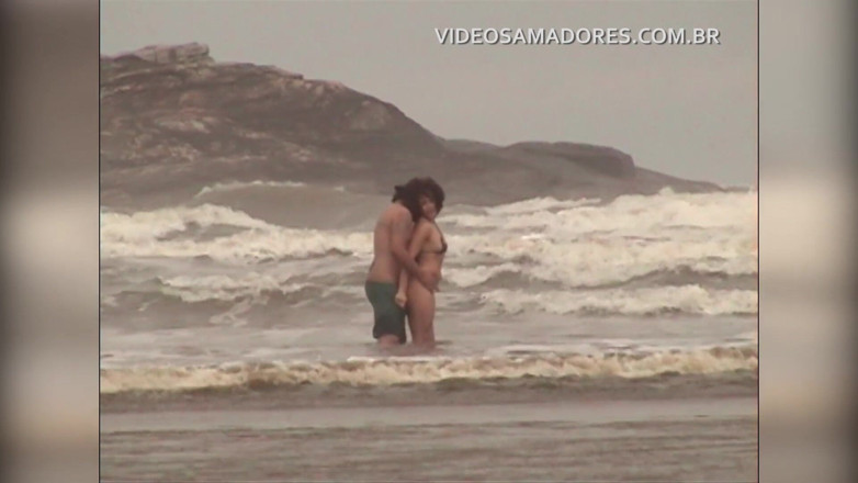 Amateurs videos: Shameless couple has sex in the shallow sea
