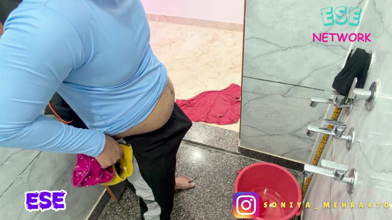 Sammy Sins: Bhabhi menangkap saya melancap dengan coli dan seluar dalamnya
