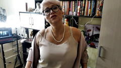 AimeeParadise: Красивая зрелая сучка с морковкой в ее киске))