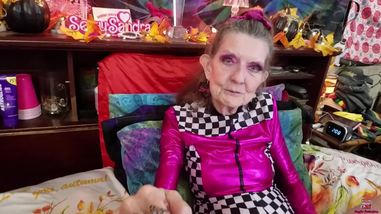 Sexy Sandra N Sir Christopher: Bimbo avó corrida cadela fode