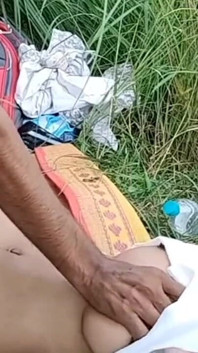 Indisch dorp Desi-meisje werd meegenomen naar de jungle en geneukt