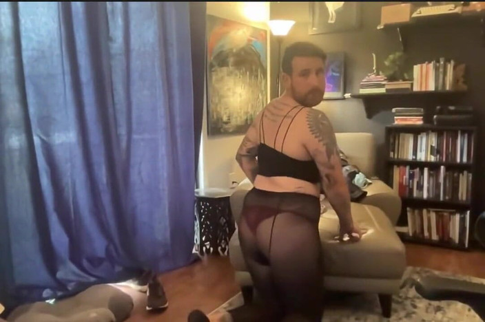 Dirtytrisha: Rasgando pantimedias y meando