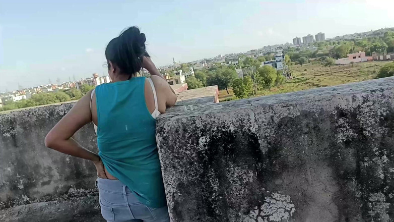 Yourdidipriya: 테라스에 서서 방에서 따먹히는 섹시한 소녀를 유혹하다
