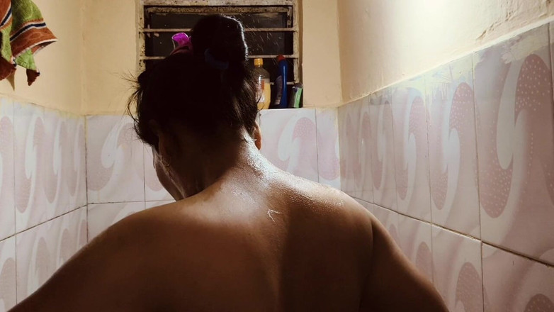 Madhu bhabhi: 自然村屋妻子裸体洗澡视频