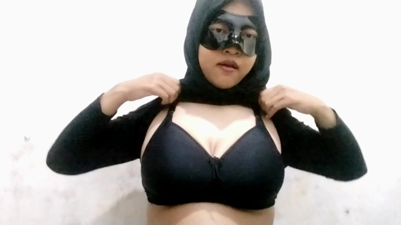Jilbabbinor: Asyalı piliç baştan çıkarıcı büyükünü gösteriyor
