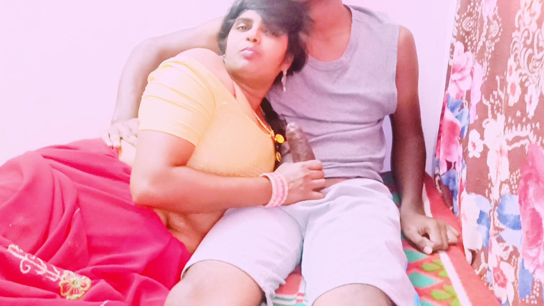Telugu honey lips: Desi stiefzoon en stiefmoeder pijpen en neuken thuis