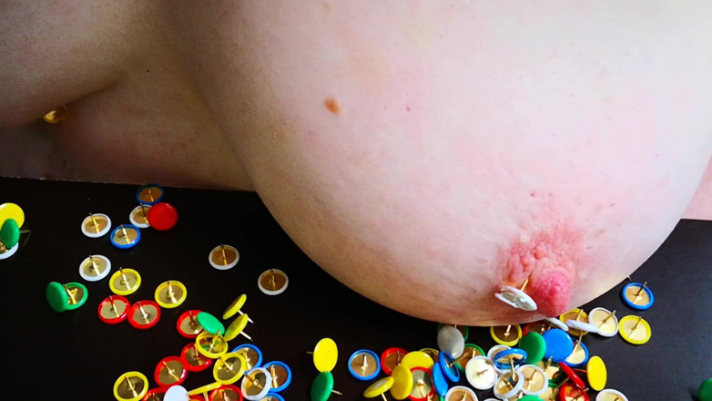 Bouncy Tits Action: Tlač mi bradavky do palce