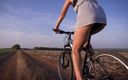 Teasecombo 4K: Faire du vélo dehors et exhiber son cul en mini-jupe