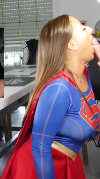 Mila Smart je supergirl a šuká