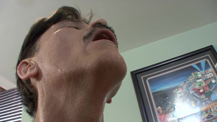 My Stepdad's Cock: Brunetka z niesamowitą dupą jedzie dużego kutasa swojego ojczyma w...