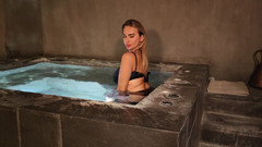 Goddess Lena: 你的女神在她的私人泳池里