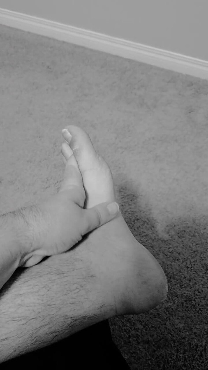 Erotic Man: Mann stöhnt und schmutziges fußstreicheln