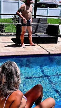 Una gilf arrapata si scopa il suo uomo in piscina