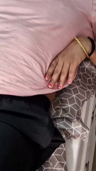 Beccata sorellastra a fare chat video nuda e poi scopata