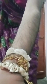 Hintli eşcinsel travesti alt Gaurisissy büyük göğüslerine baskı yapıyor ve ağır jwellery ile mor sari içinde oynuyor