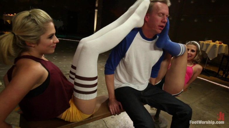 Foot Worship by Kink: ถุงเท้าสกปรกกับรองเท้าโรลเลอร์สเก็ต นำแสดงโดย Chastity Lynn และ Lia Lor