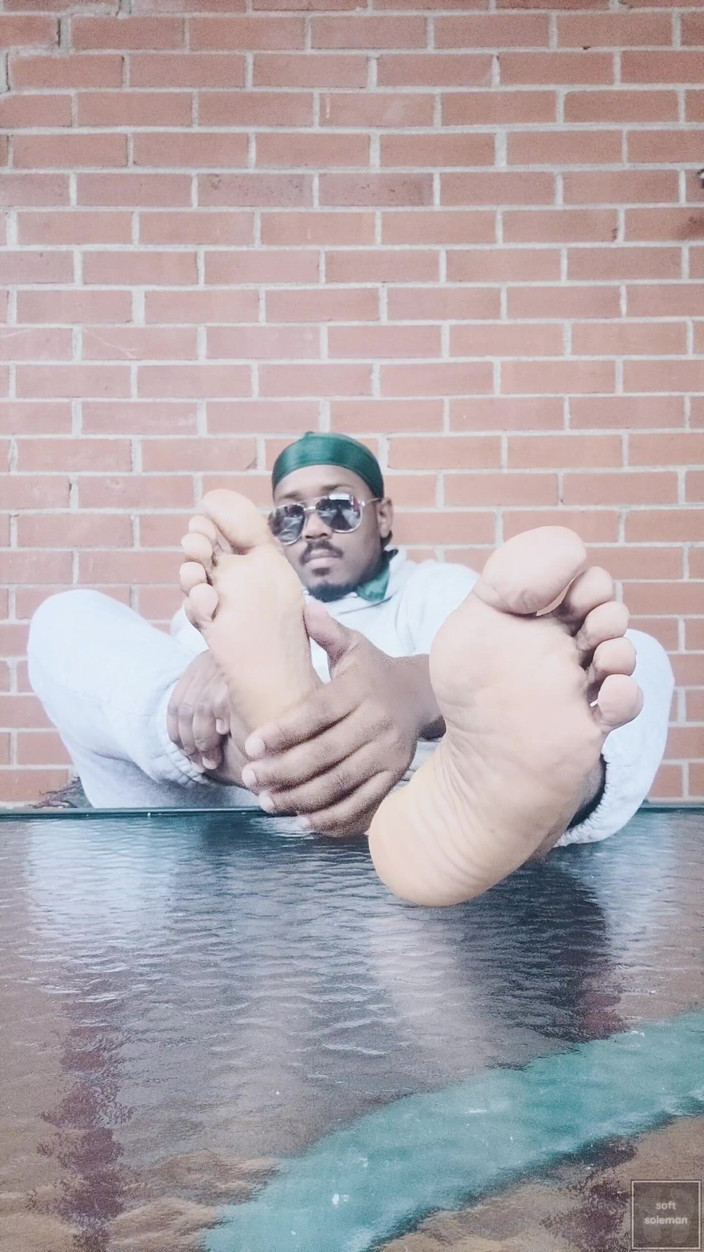 Soft Soleman: 我暴露我的脚并抚摸他们