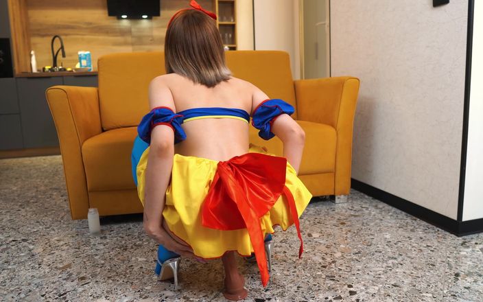 Vasya Sylvia: Blanche-Neige chevauche un gros gode - chevauchage anal - gorge profonde
