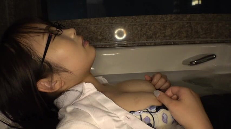 CherryBONBON: Sladká místnost tajného potěšení s neúprosným škádlením bradavek