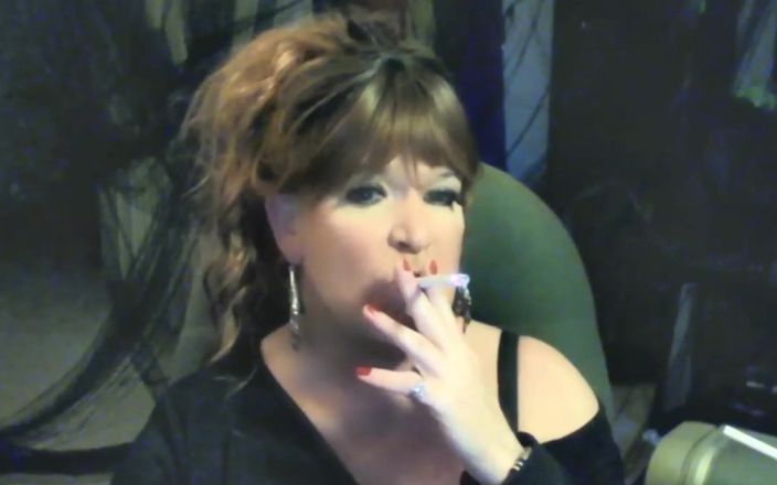 Femme Cheri: अगर वह धूम्रपान करती है तो वह पोक करती है