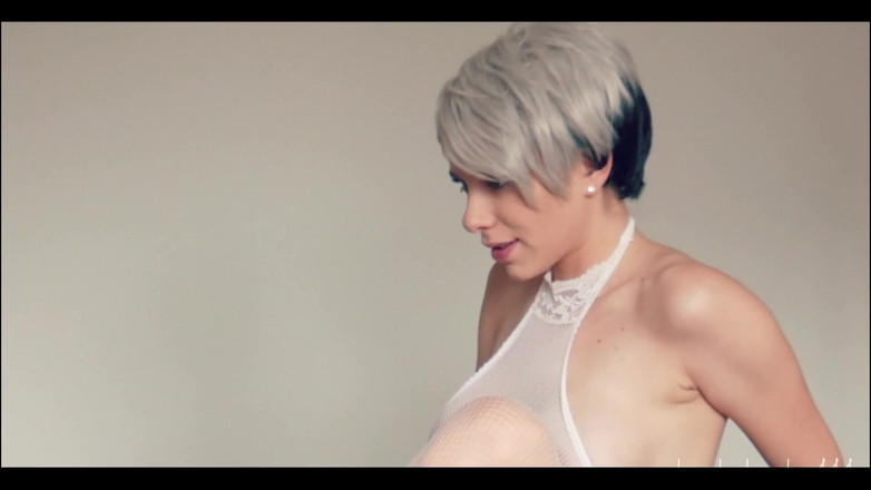 Samantha Flair: Cabelo curto transando