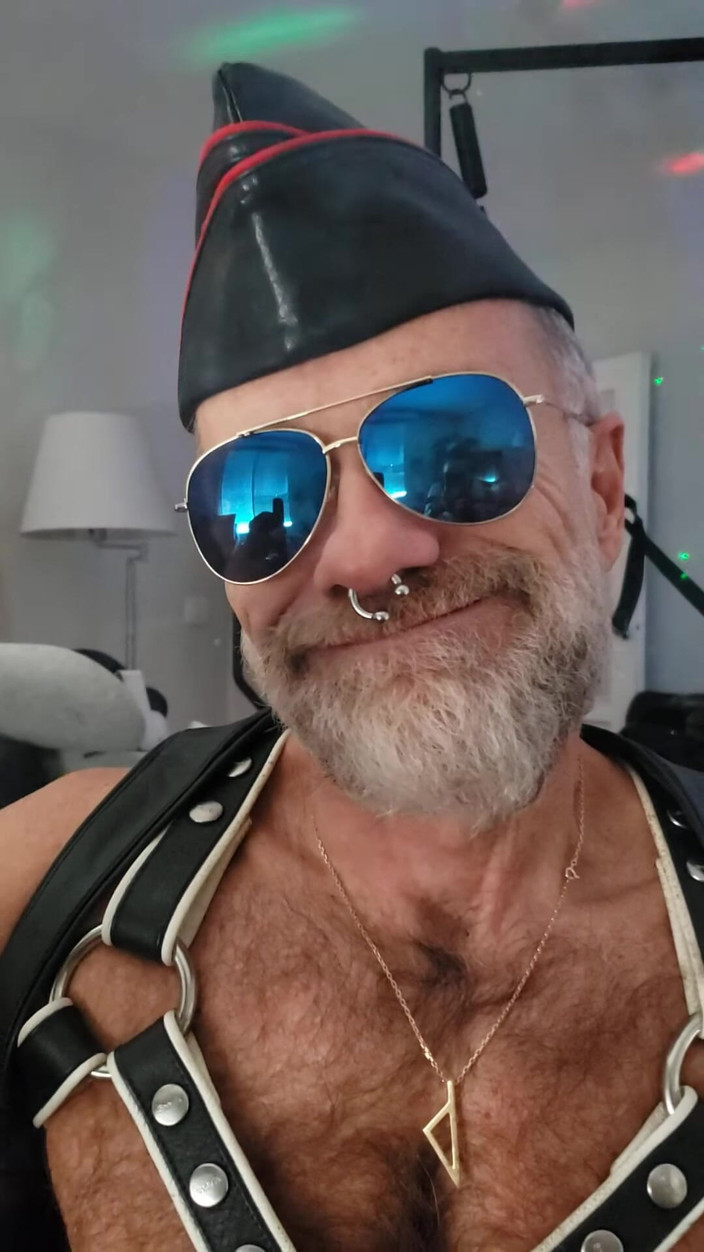 Muscles Cigar FFPig: Stepdaddy Lighting His Gar