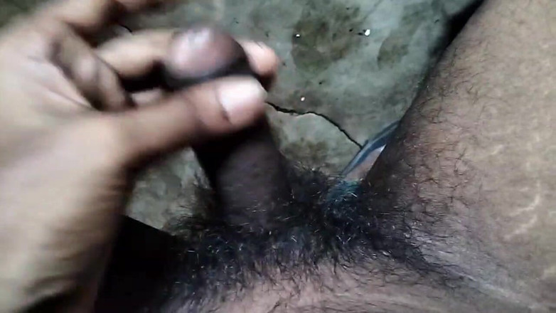 Desi Tits: Patrigno si masturba il cazzo