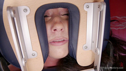 Kink TS: Il massaggio nuru legato porta alla sborrata dentro