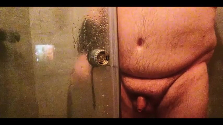 Big Pisser: تبول الصباح وغسل ديكي ، على وشك الذهاب للحصول على بعض الجنس الفموي من شخص غريب.