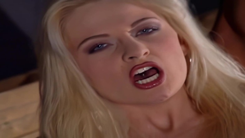 Luxury Porn Channel: Блондинка Night Hunter ищет незнакомцев для полуночного траха
