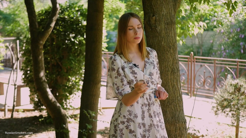 Russian Smokers: Evgeniya kouří silnou 120 mm cigaretu