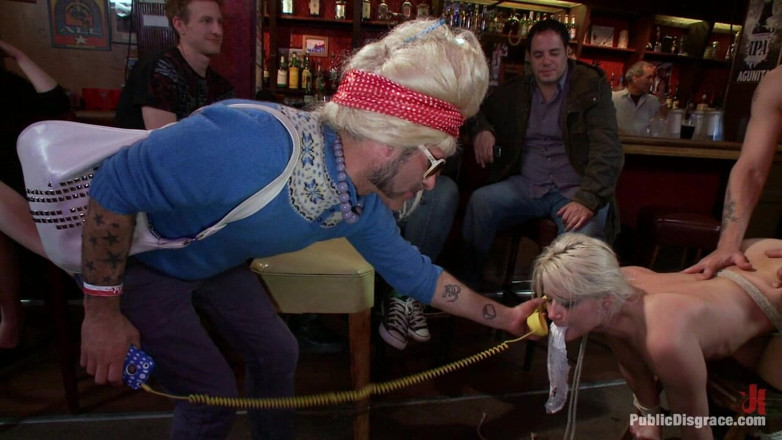 Public Disgrace by Kink: Blonda sexy care fumează este futută în barul public