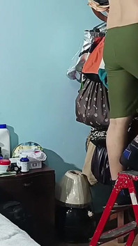 Bir kez daha üvey annemin amının tadını çıkarıyorum.