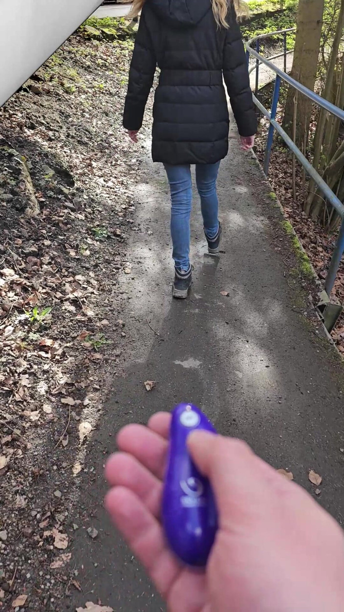 Bikergirl_97: Heißer Spaziergang mit liebesbällen in der muschi!