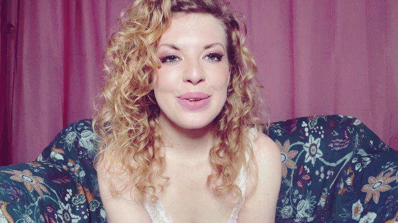 Bunnie Stevens: Deepthroating moje dildo v mé saténové noční košili