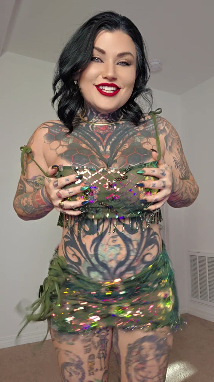 Ventressink: Rave Girl Strip Tease