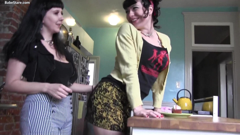 Lesbian Babe Stare: 서로 거칠고 거칠게 따먹히는 두 소녀