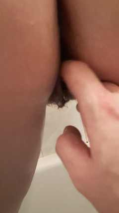 Perwerspaar Bi: La ragazza pelosa si fa una doccia e si lava...