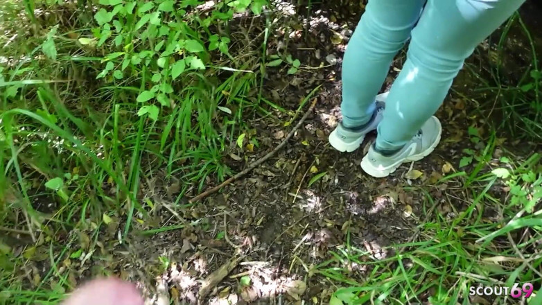 Scout69: Duits roodharig meisje met groene ogen praat met risicovolle openbare...