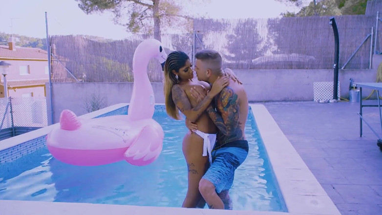 Club Anissa Kate: Venus Aphrodite, lărgită abundent de piscină