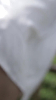 Il mio primo video pubblico, masturbarsi con il mio vestito di raso bianco