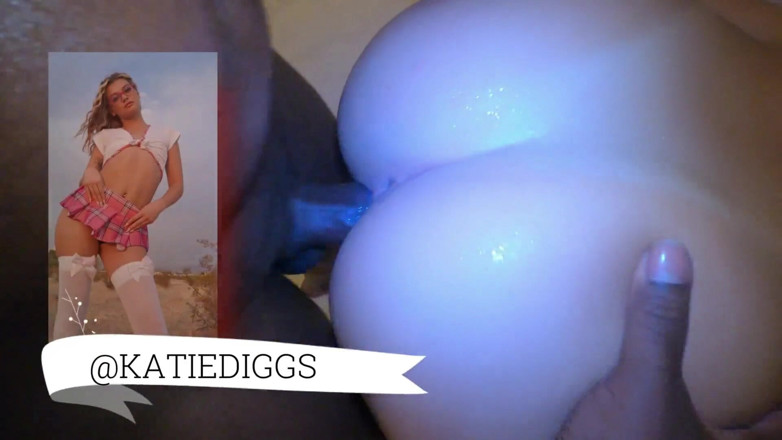 Katie Diggs: Estilo cachorrinho no chuveiro merece um facial