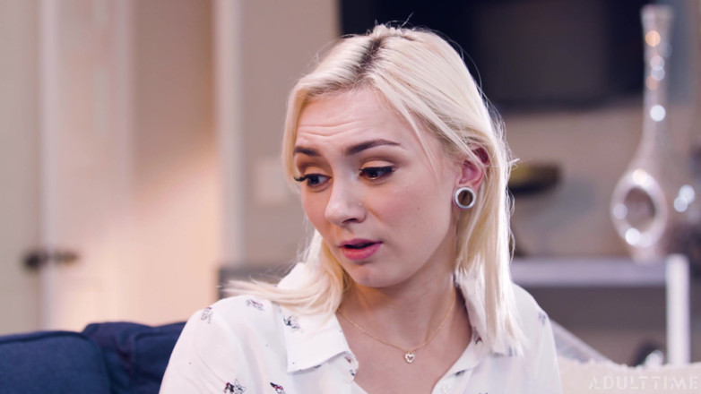 Adult Time: Pornotijd - geile babysitter Chloe Temple betrapt op masturberen op de...