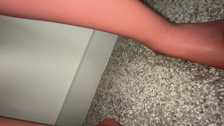 Gigi oficial: 新的幻想：如果一个18岁的美女是一个处女，把她的娃娃复制品放在她旁边，做爱！